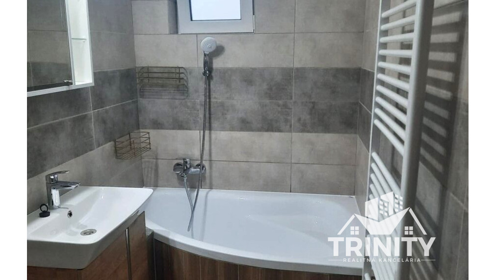 Na predaj 3-izbový byt s balkónom  v meste Hurbanovo