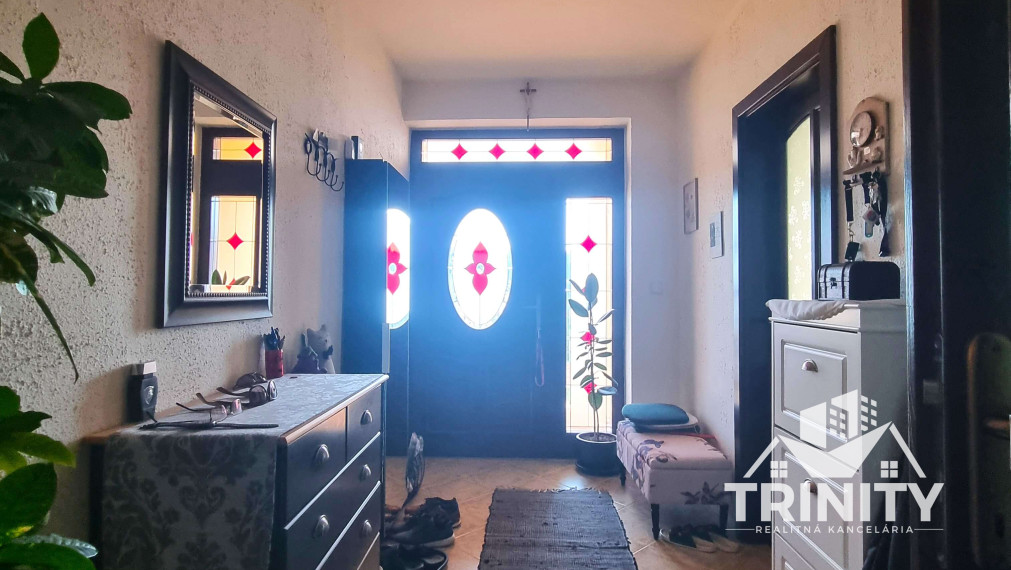 Na predaj 4-izbový rodinný dom s garážou a zimnou záhradou v obci Bajč