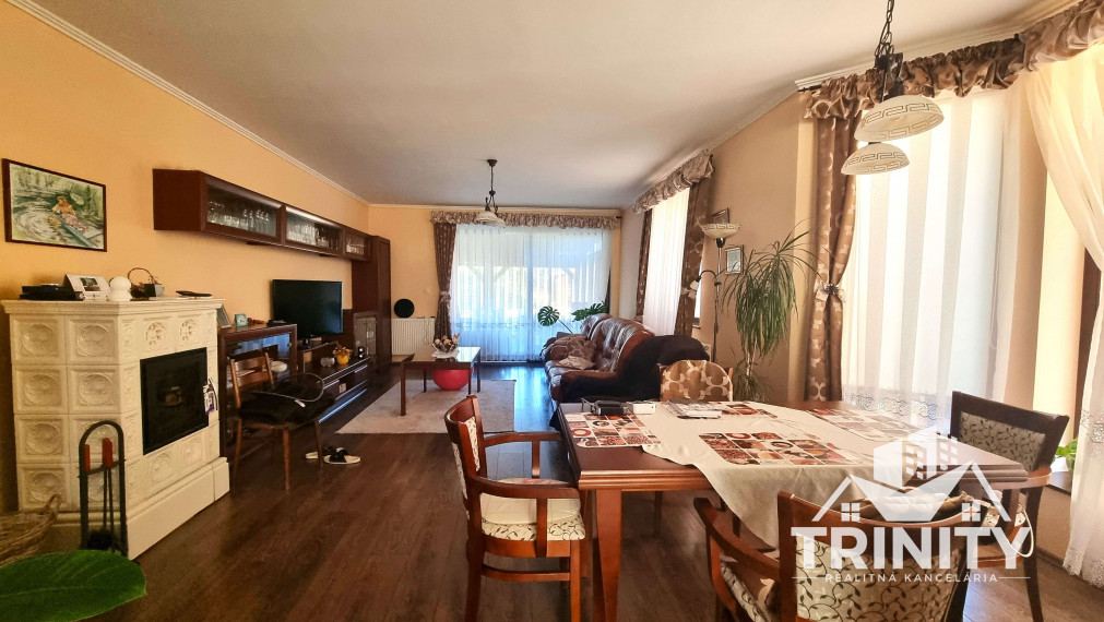 Na predaj 4-izbový rodinný dom s garážou a zimnou záhradou v obci Bajč