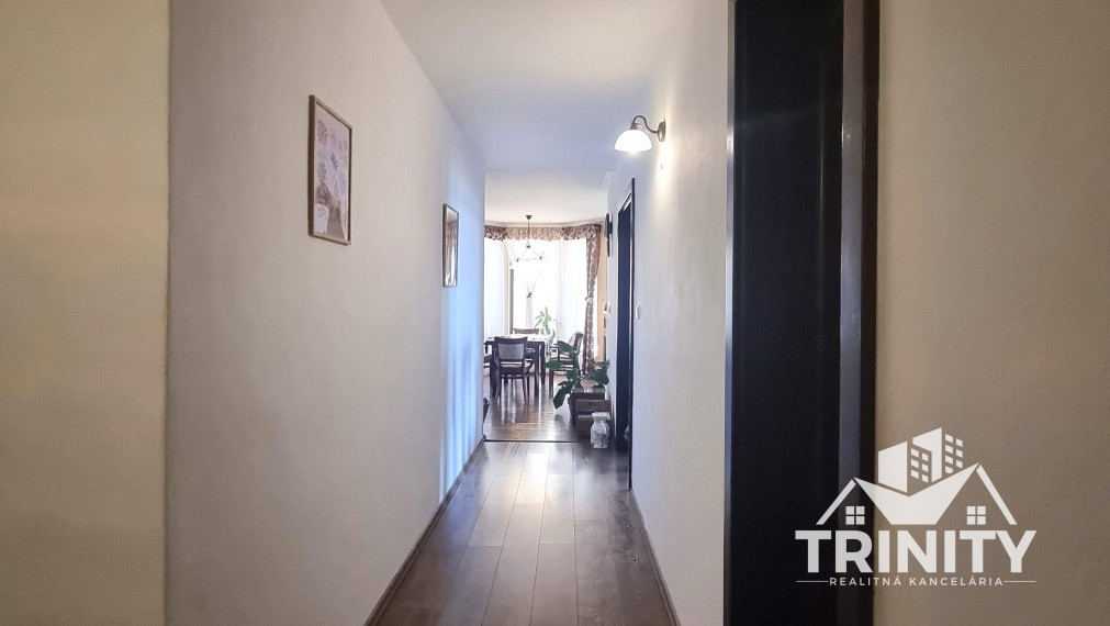 Na predaj 4-izbový rodinný dom s garážou a zimnou záhradou v obci Bajč