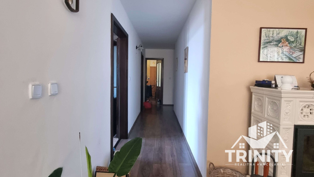 Na predaj 4-izbový rodinný dom s garážou a zimnou záhradou v obci Bajč