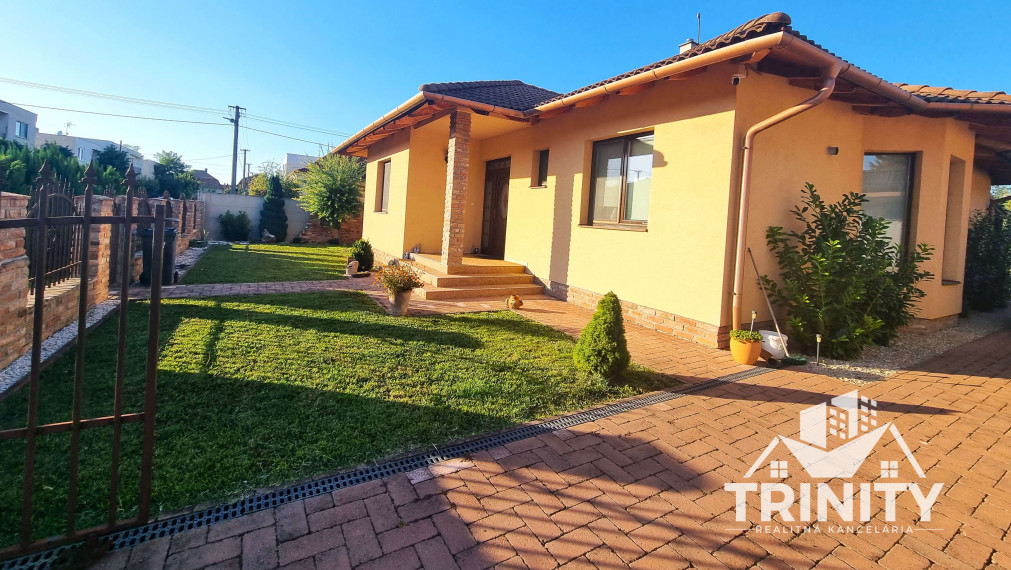 Na predaj 4-izbový rodinný dom s garážou a zimnou záhradou v obci Bajč