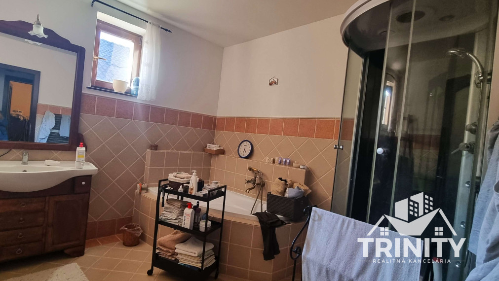 Na predaj 4-izbový rodinný dom s garážou a zimnou záhradou v obci Bajč