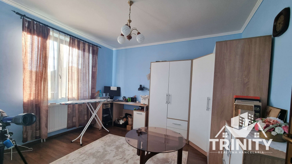 Na predaj 4-izbový rodinný dom s garážou a zimnou záhradou v obci Bajč