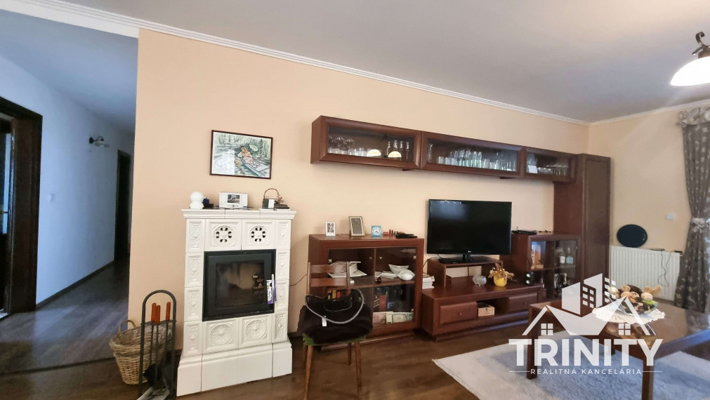 Na predaj 4-izbový rodinný dom s garážou a zimnou záhradou v obci Bajč