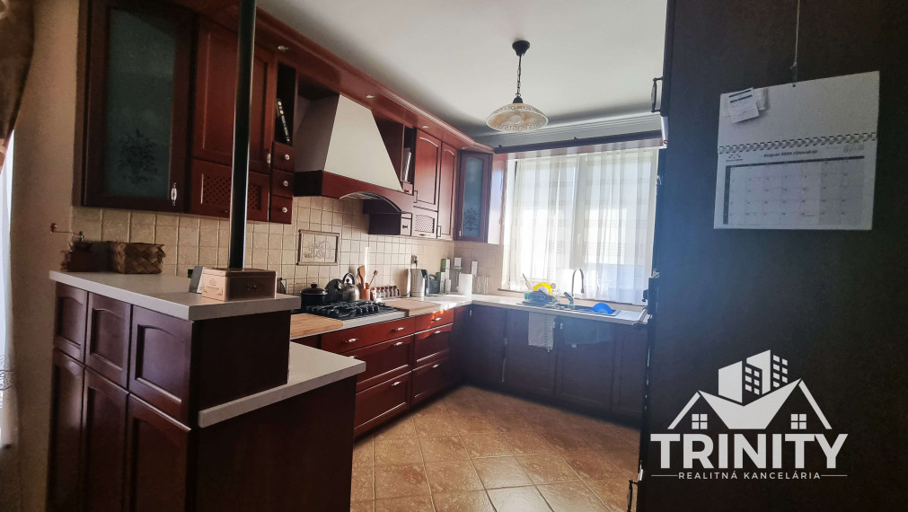 Na predaj 4-izbový rodinný dom s garážou a zimnou záhradou v obci Bajč