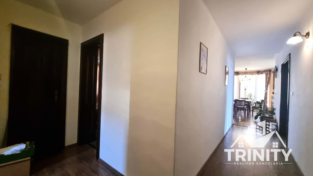 Na predaj 4-izbový rodinný dom s garážou a zimnou záhradou v obci Bajč