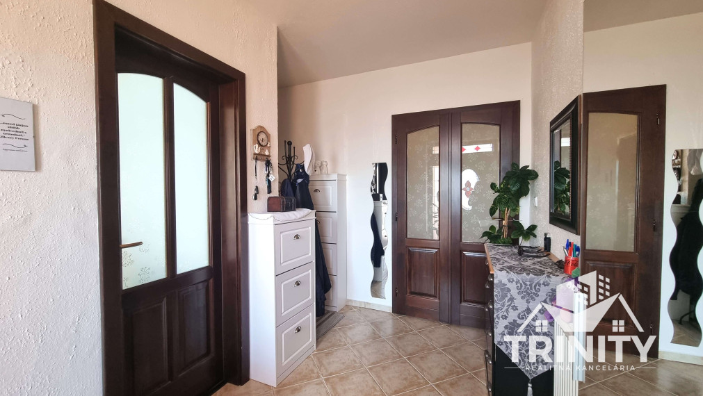 Na predaj 4-izbový rodinný dom s garážou a zimnou záhradou v obci Bajč