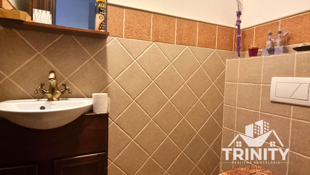 Na predaj 4-izbový rodinný dom s garážou a zimnou záhradou v obci Bajč