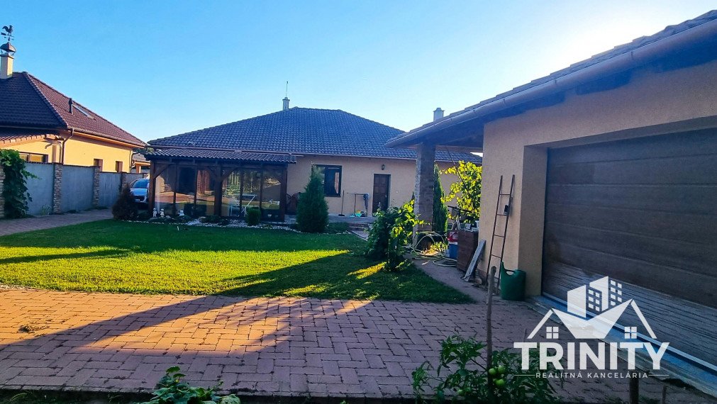 Na predaj 4-izbový rodinný dom s garážou a zimnou záhradou v obci Bajč