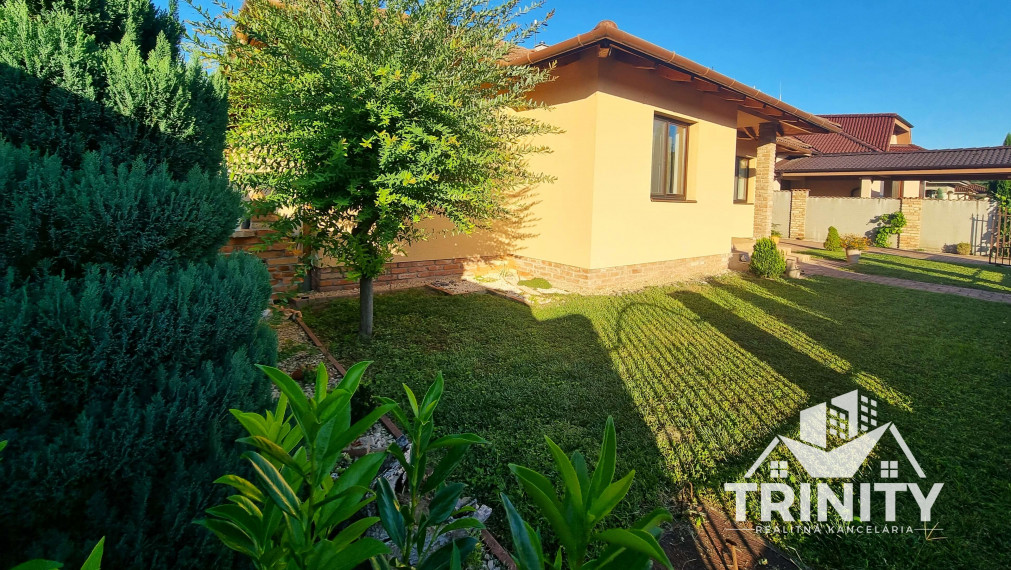 Na predaj 4-izbový rodinný dom s garážou a zimnou záhradou v obci Bajč