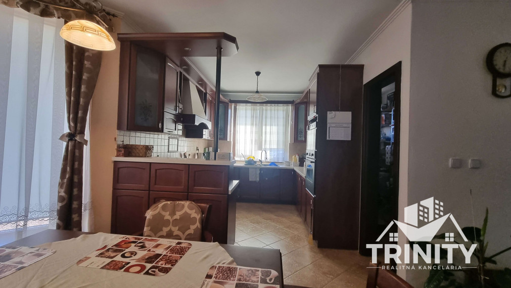 Na predaj 4-izbový rodinný dom s garážou a zimnou záhradou v obci Bajč