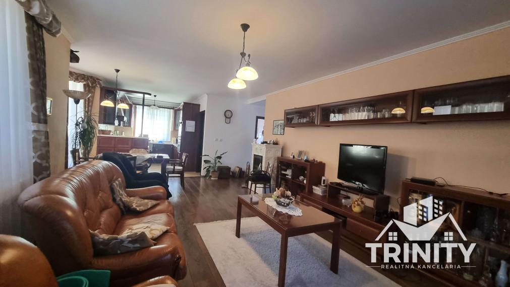 Na predaj 4-izbový rodinný dom s garážou a zimnou záhradou v obci Bajč