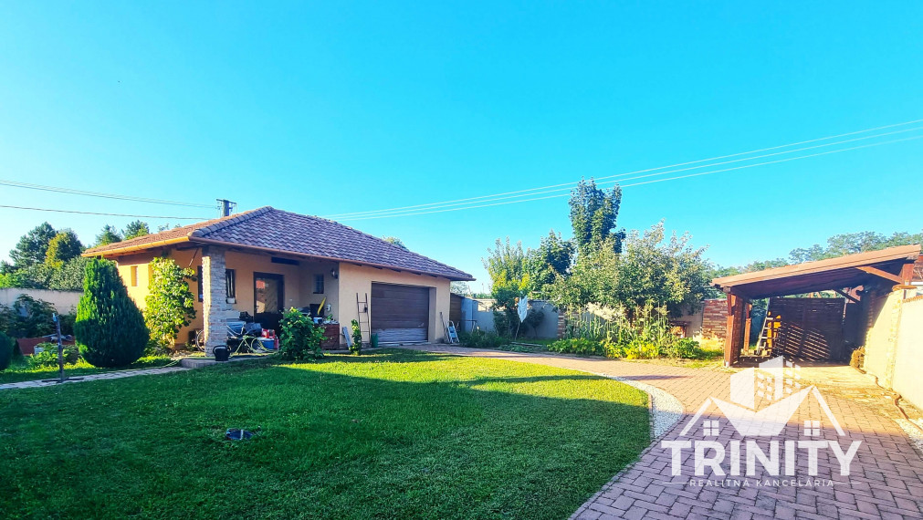 Na predaj 4-izbový rodinný dom s garážou a zimnou záhradou v obci Bajč