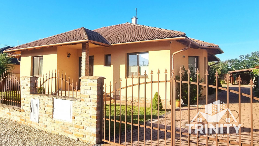 Na predaj 4-izbový rodinný dom s garážou a zimnou záhradou v obci Bajč