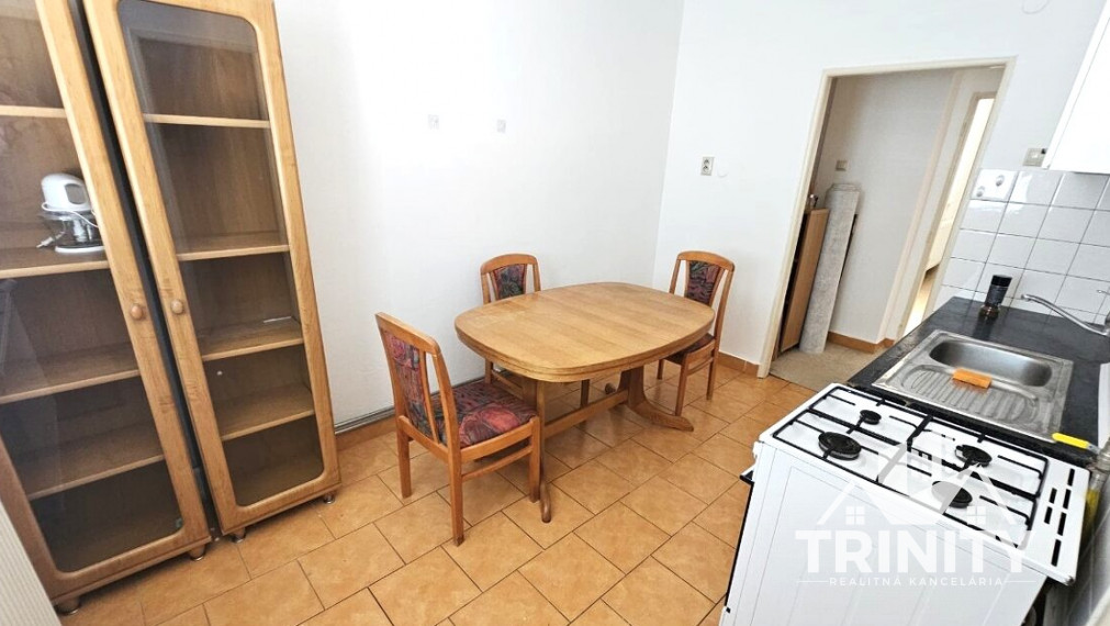 Na prenájom tehlový 3-izbový byt s balkónom priamo v centre mesta Nové Zámky