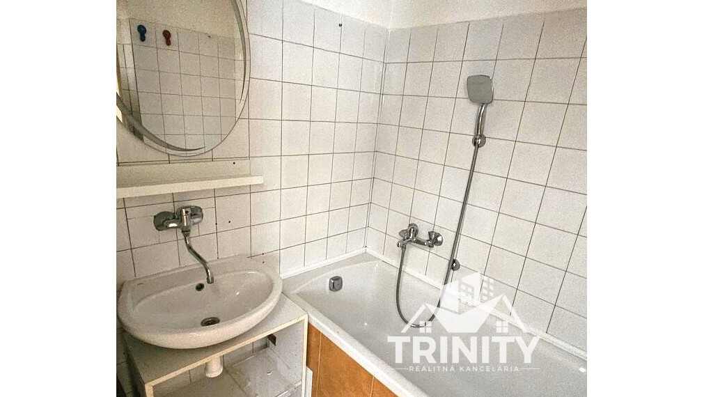 Na prenájom tehlový 3-izbový byt s balkónom priamo v centre mesta Nové Zámky