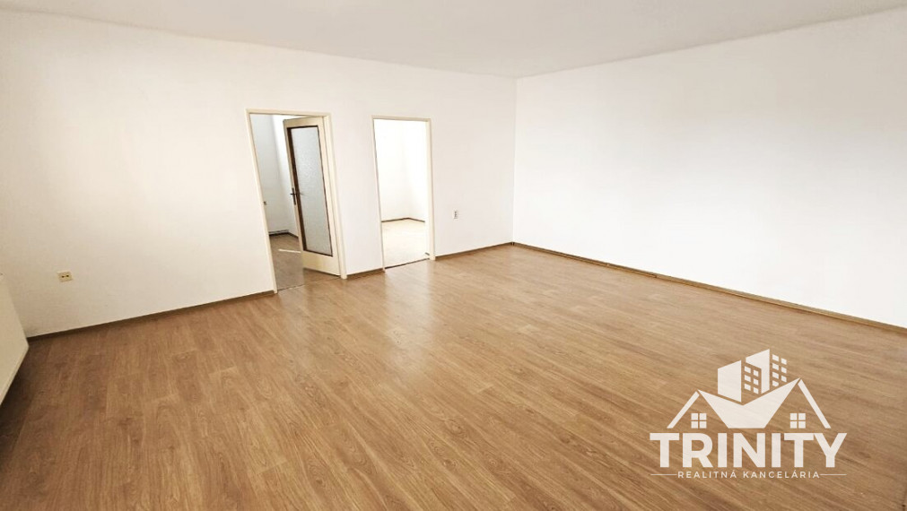 Na prenájom tehlový 3-izbový byt s balkónom priamo v centre mesta Nové Zámky