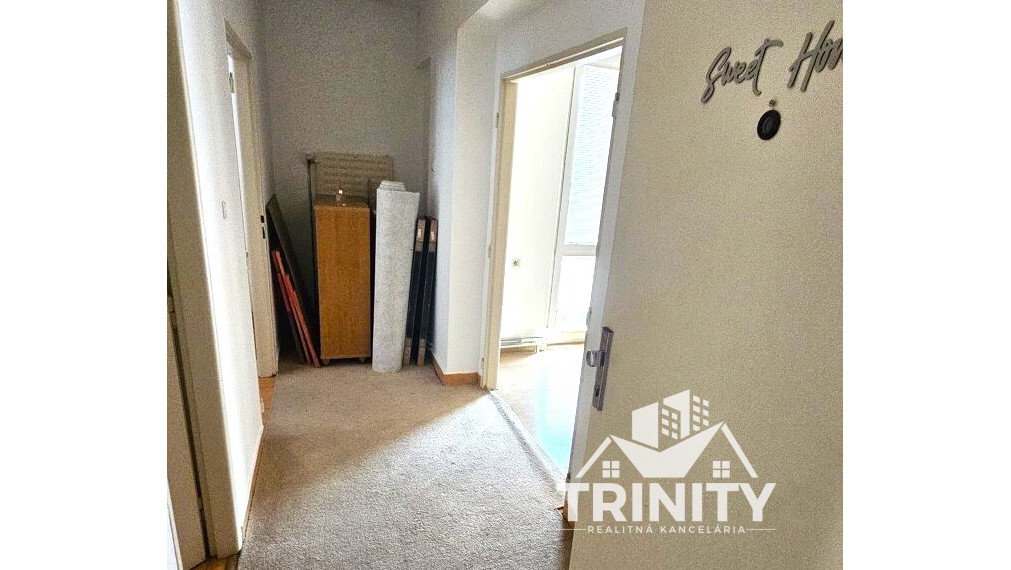 Na prenájom tehlový 3-izbový byt s balkónom priamo v centre mesta Nové Zámky