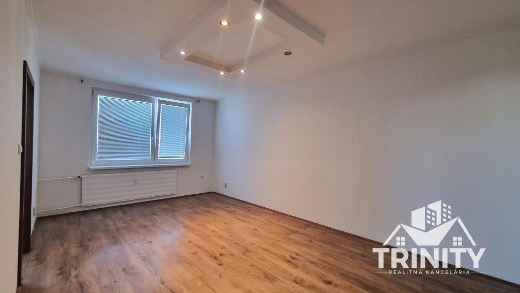 Na prenájom veľký 3-izbový byt s dvoma balkónmi v meste Nové Zámky