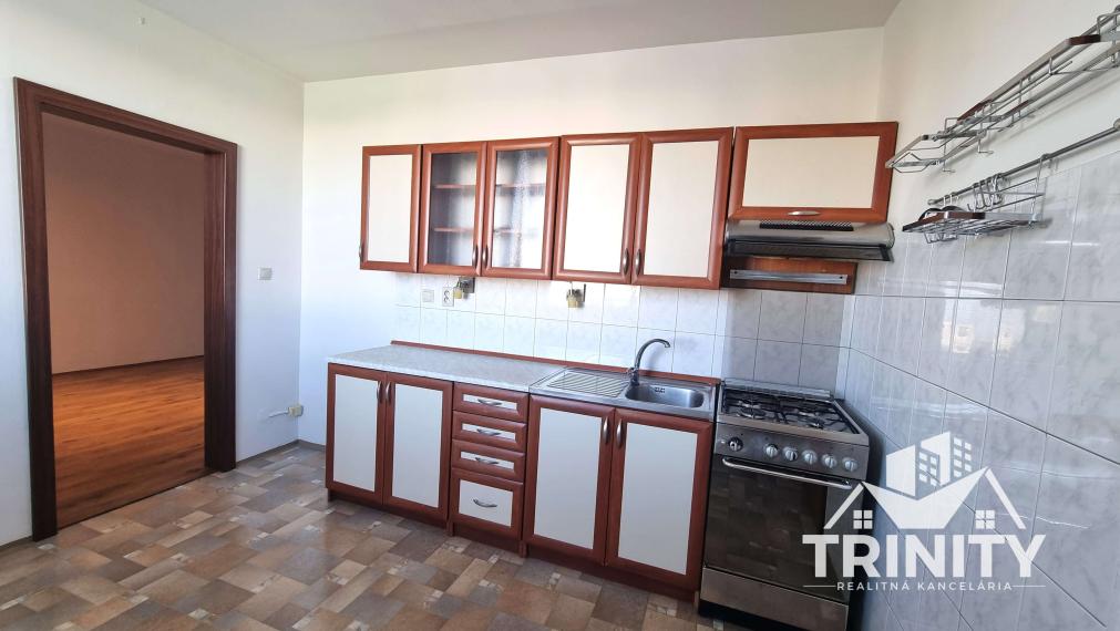 Na prenájom veľký 3-izbový byt s dvoma balkónmi v meste Nové Zámky