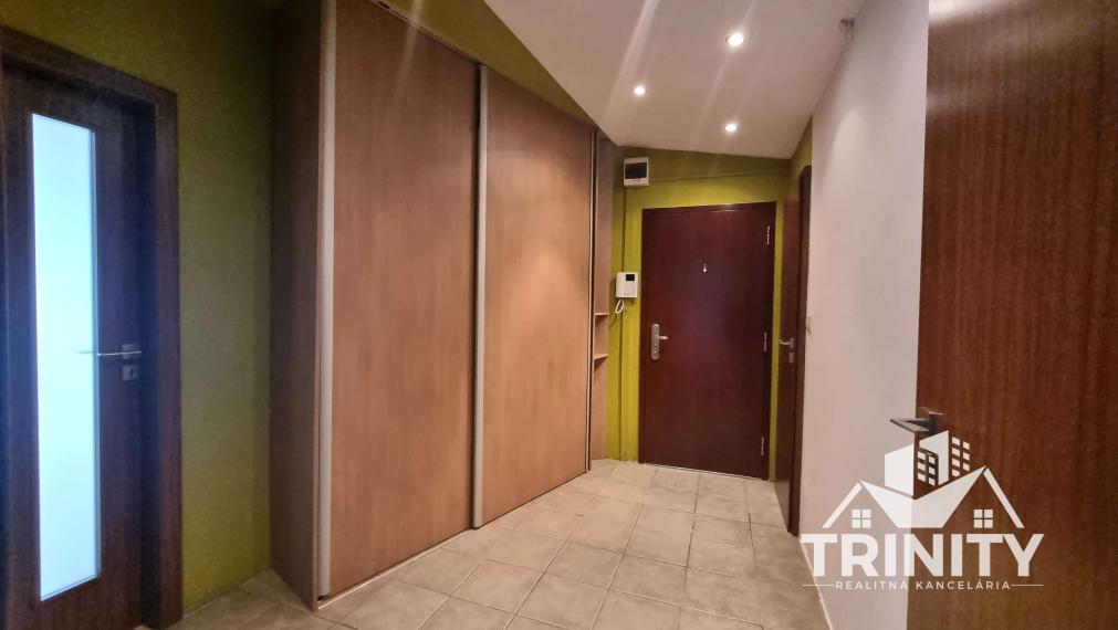 Na prenájom veľký 3-izbový byt s dvoma balkónmi v meste Nové Zámky