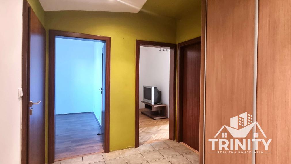 Na prenájom veľký 3-izbový byt s dvoma balkónmi v meste Nové Zámky