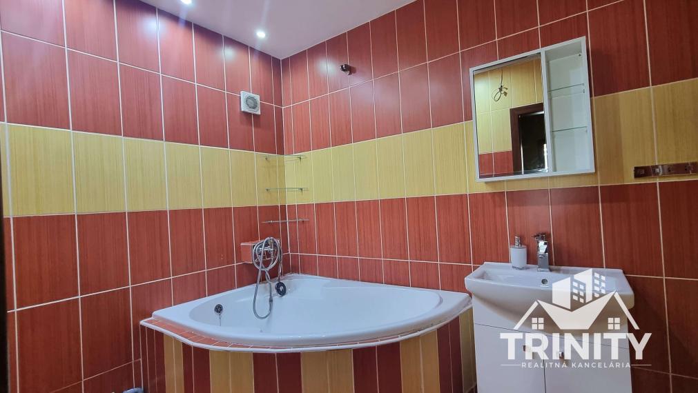 Na prenájom veľký 3-izbový byt s dvoma balkónmi v meste Nové Zámky