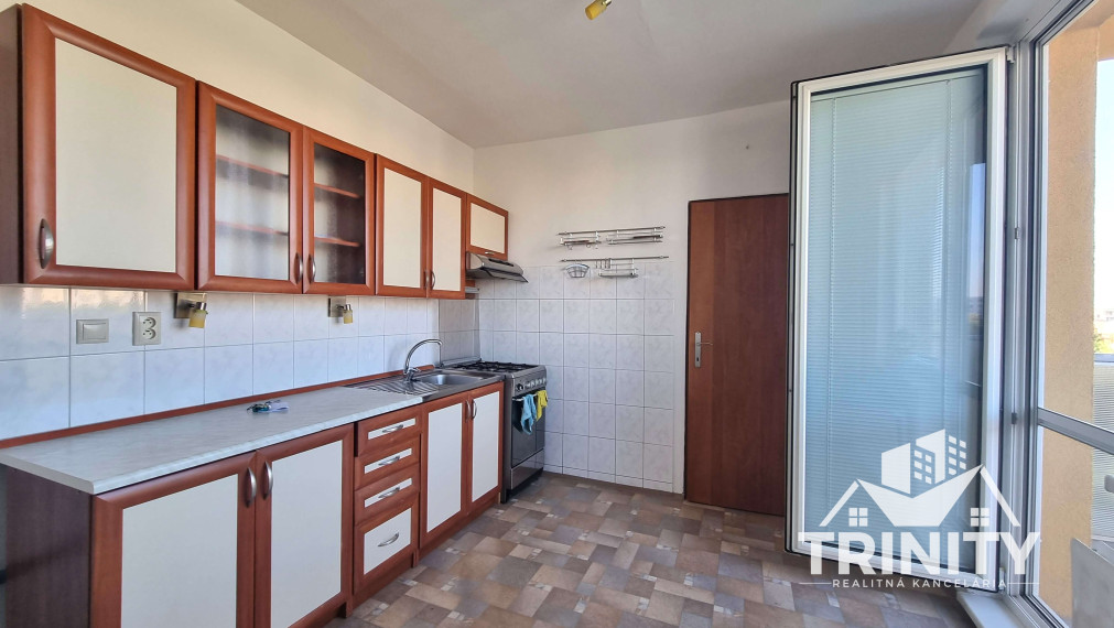 Na prenájom veľký 3-izbový byt s dvoma balkónmi v meste Nové Zámky