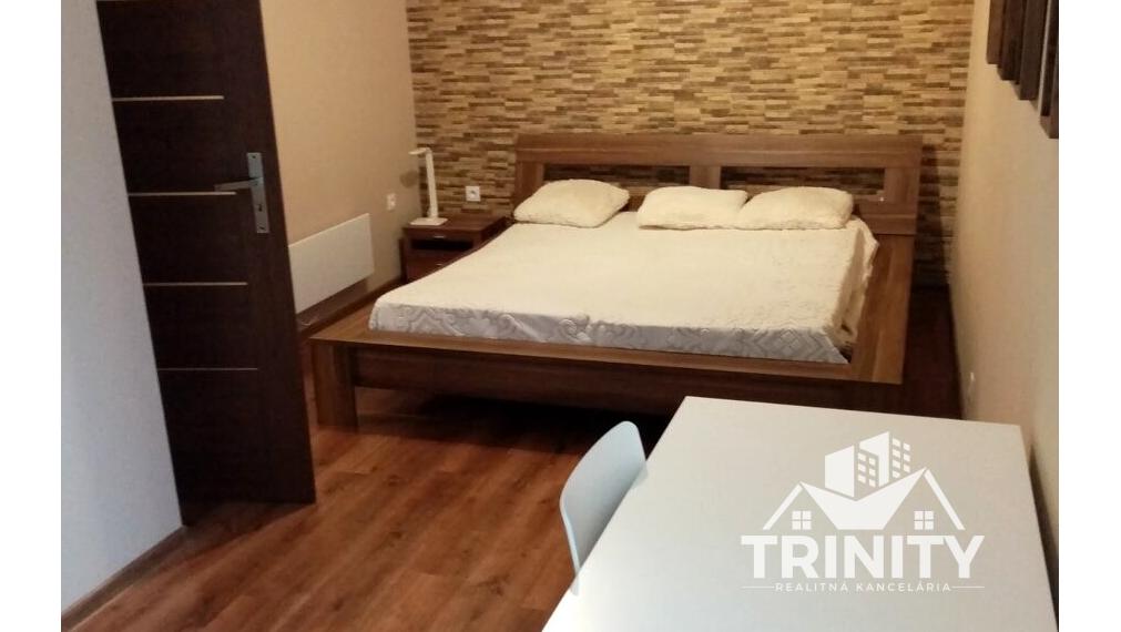 Na prenájom 2-izbový byt v rodinnom dome s terasou v meste Nové Zámky