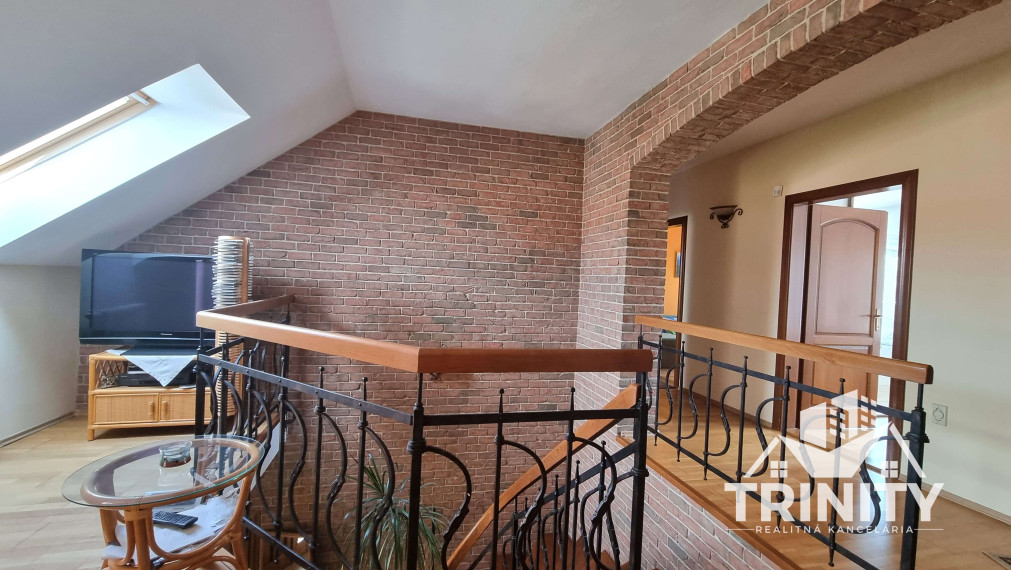 Na predaj dvojpodlažný rodinný dom s terasou a garážou v meste Nové Zámky