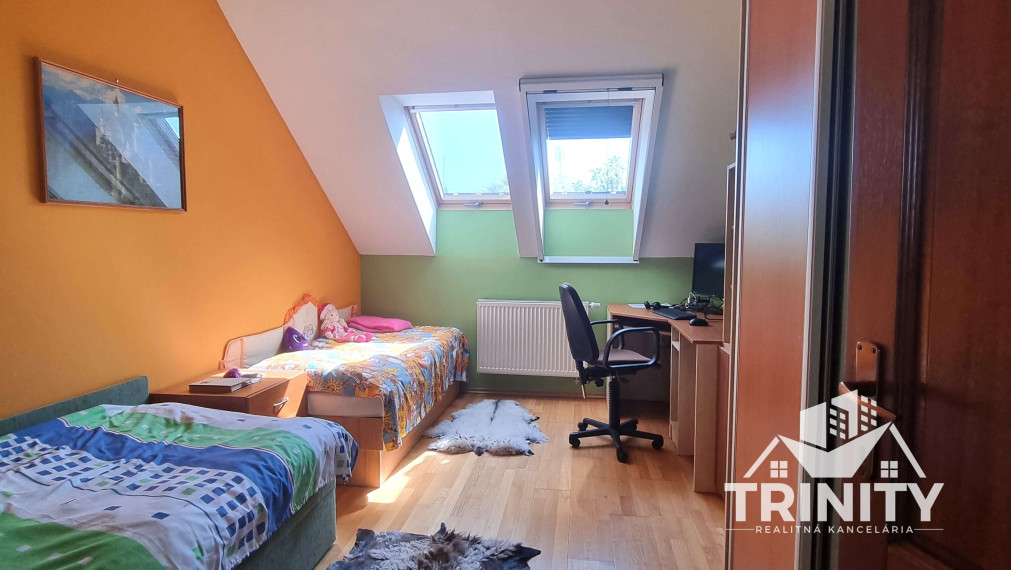 Na predaj dvojpodlažný rodinný dom s terasou a garážou v meste Nové Zámky