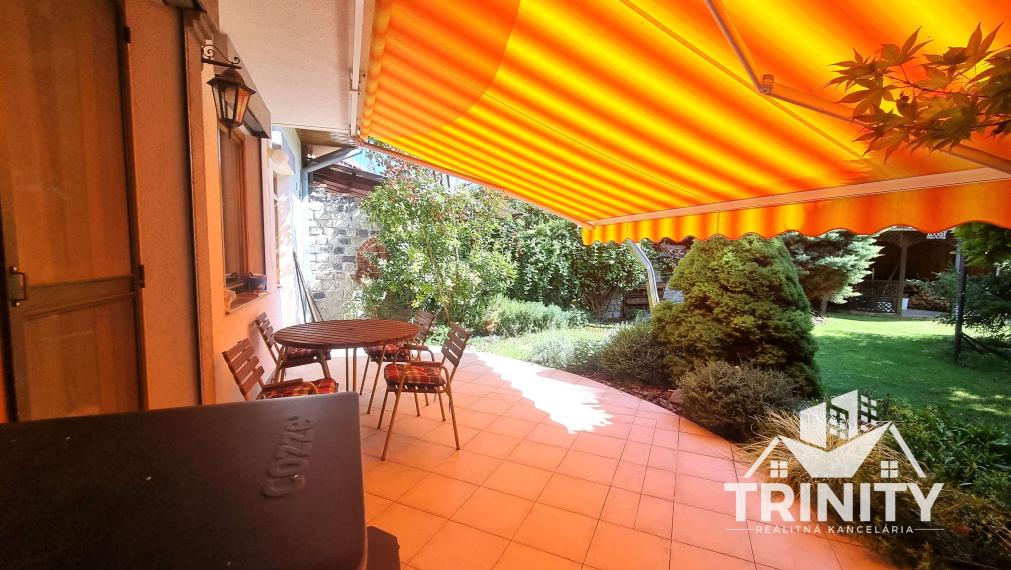 Na predaj dvojpodlažný rodinný dom s terasou a garážou v meste Nové Zámky