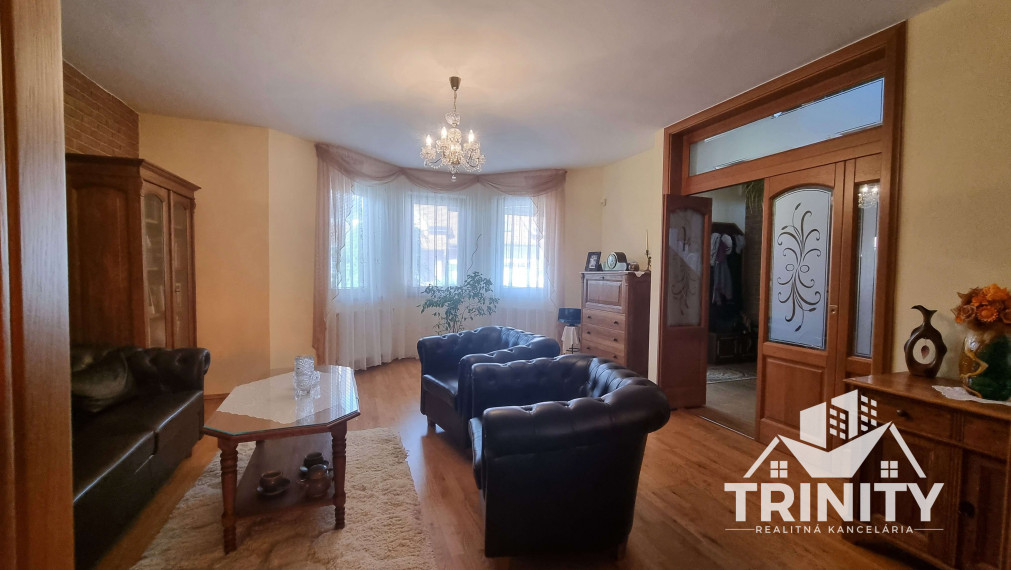 Na predaj dvojpodlažný rodinný dom s terasou a garážou v meste Nové Zámky