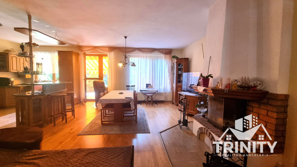 Na predaj dvojpodlažný rodinný dom s terasou a garážou v meste Nové Zámky