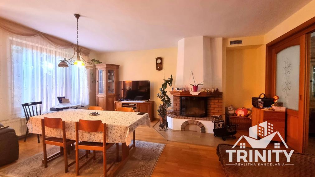 Na predaj dvojpodlažný rodinný dom s terasou a garážou v meste Nové Zámky