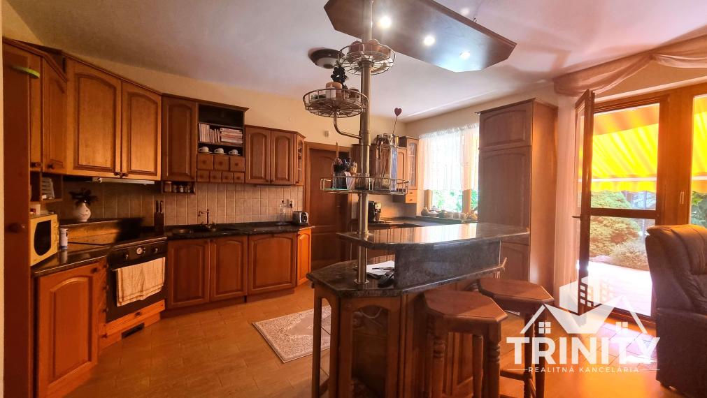 Na predaj dvojpodlažný rodinný dom s terasou a garážou v meste Nové Zámky