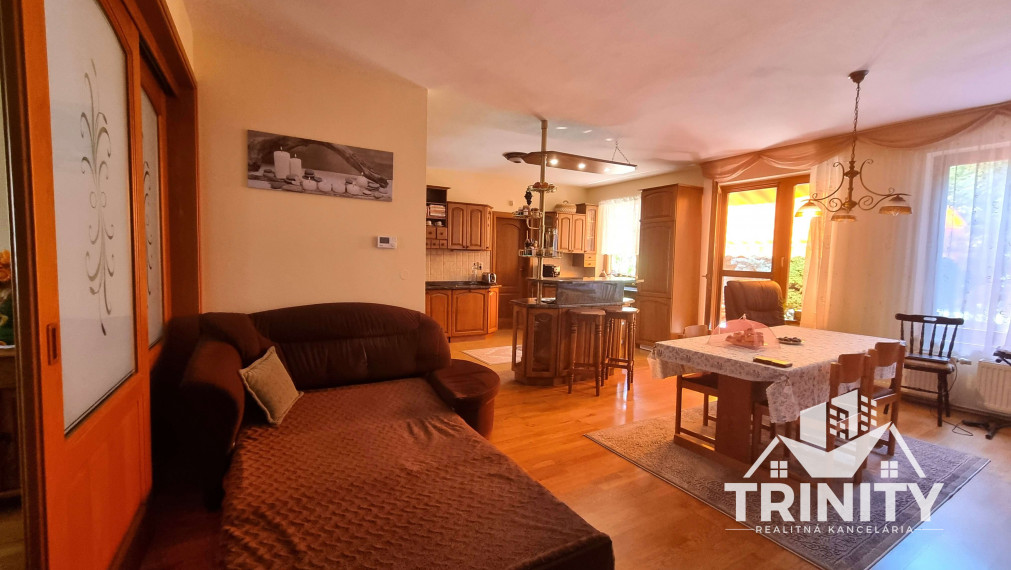 Na predaj dvojpodlažný rodinný dom s terasou a garážou v meste Nové Zámky