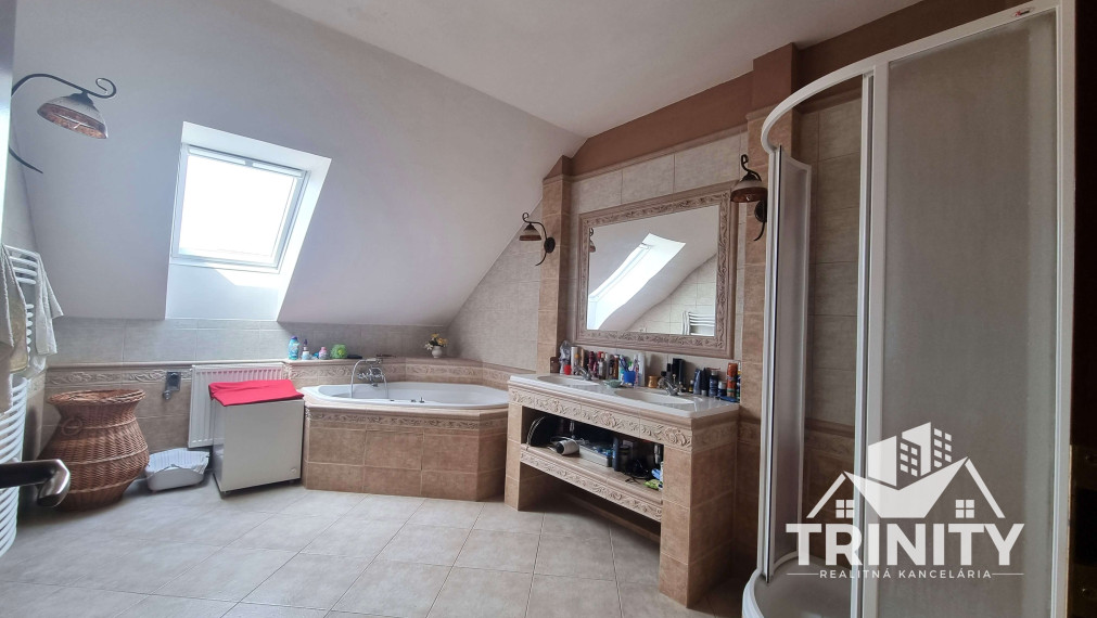 Na predaj dvojpodlažný rodinný dom s terasou a garážou v meste Nové Zámky