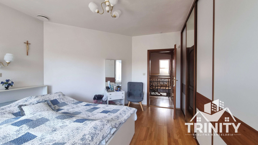 Na predaj dvojpodlažný rodinný dom s terasou a garážou v meste Nové Zámky