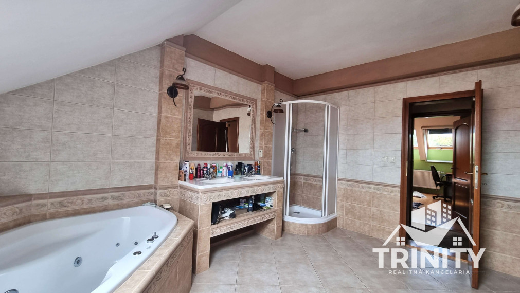 Na predaj dvojpodlažný rodinný dom s terasou a garážou v meste Nové Zámky