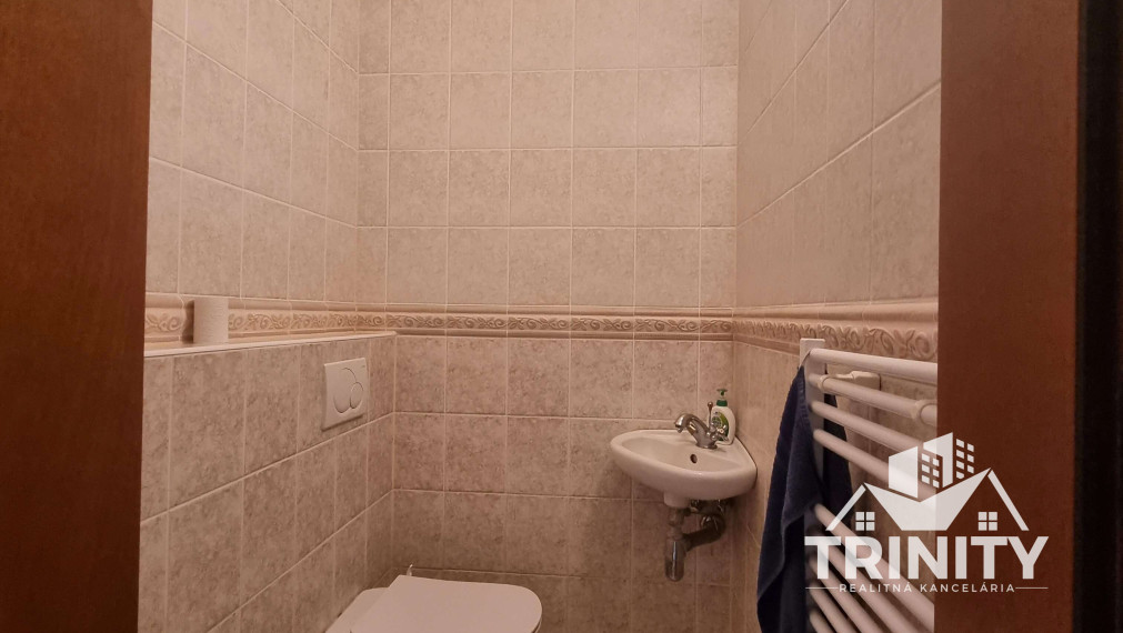 Na predaj dvojpodlažný rodinný dom s terasou a garážou v meste Nové Zámky