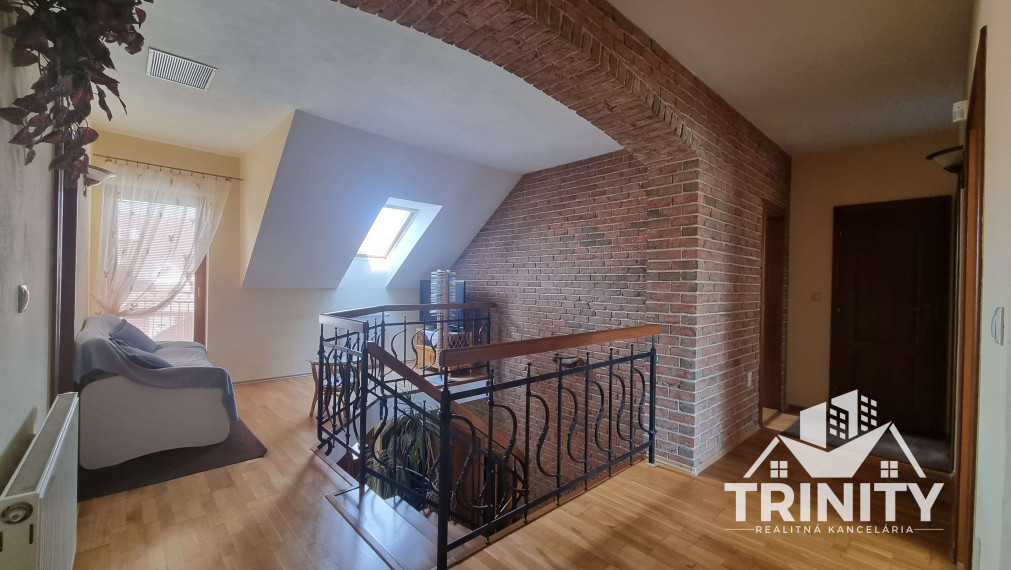 Na predaj dvojpodlažný rodinný dom s terasou a garážou v meste Nové Zámky