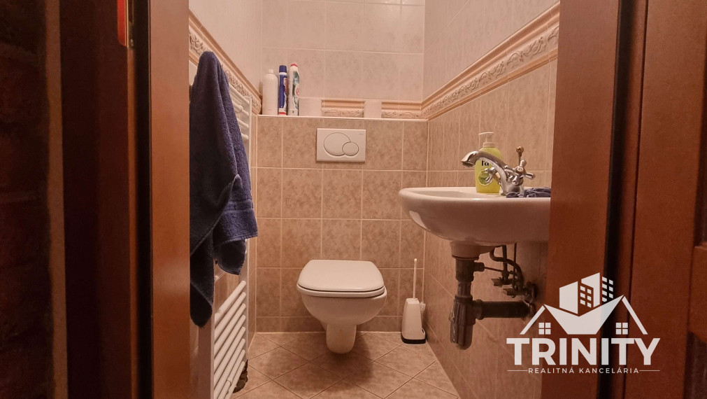 Na predaj dvojpodlažný rodinný dom s terasou a garážou v meste Nové Zámky