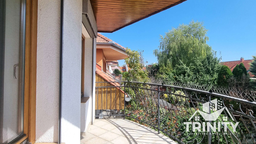 Na predaj dvojpodlažný rodinný dom s terasou a garážou v meste Nové Zámky