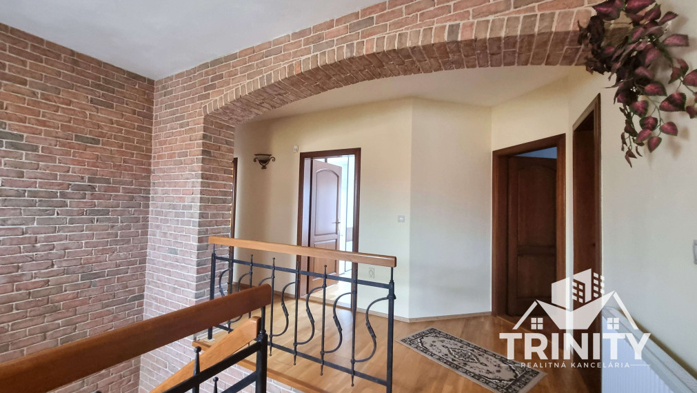 Na predaj dvojpodlažný rodinný dom s terasou a garážou v meste Nové Zámky