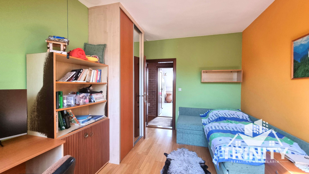 Na predaj dvojpodlažný rodinný dom s terasou a garážou v meste Nové Zámky