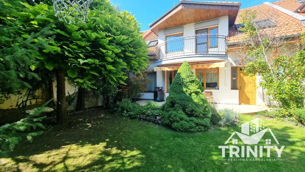 Na predaj dvojpodlažný rodinný dom s terasou a garážou v meste Nové Zámky