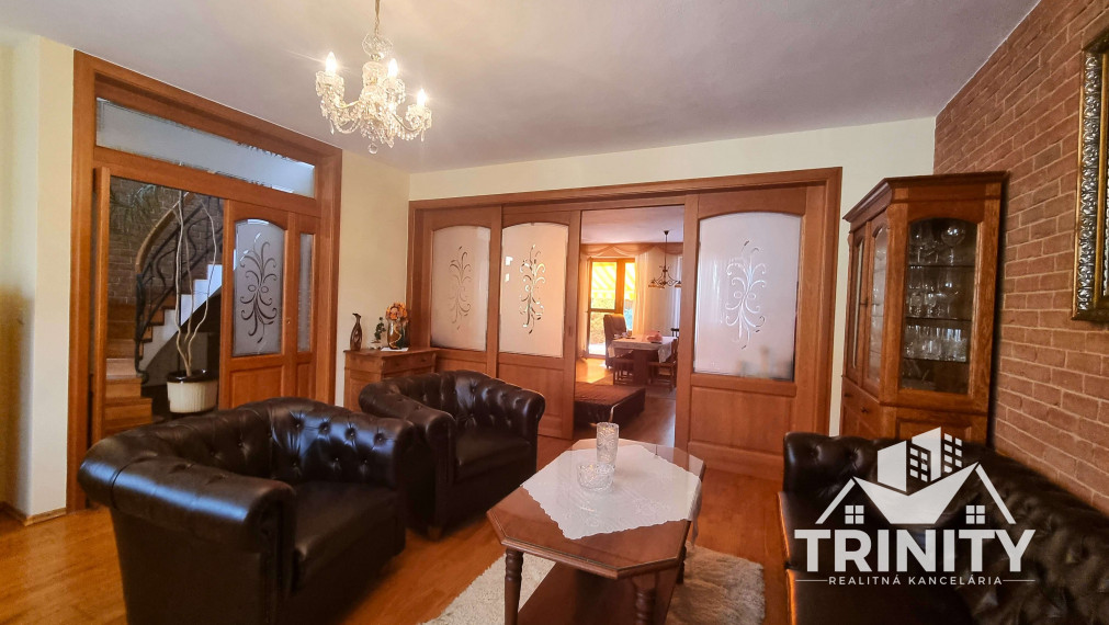 Na predaj dvojpodlažný rodinný dom s terasou a garážou v meste Nové Zámky