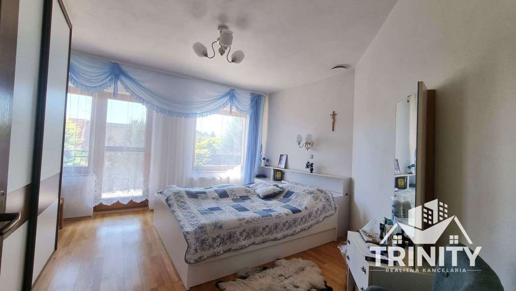 Na predaj dvojpodlažný rodinný dom s terasou a garážou v meste Nové Zámky